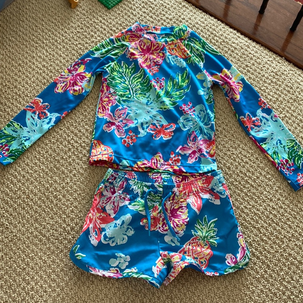 Gymboree rashguard  small sz 5-6, shown with bottom